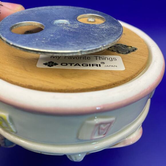 Vtg Otagiri Bunny Reading Book Music box- My Favorite Things Very Detailed - Picture 4 of 6